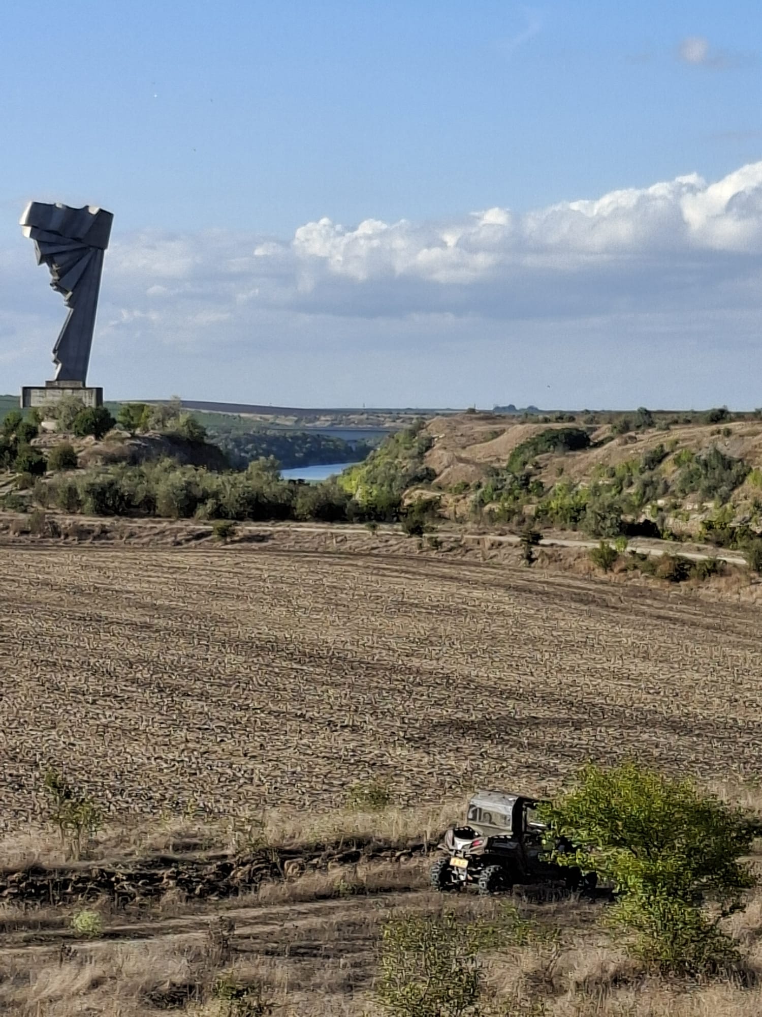 Peisaj dobrogean și monument văzute din traseu
