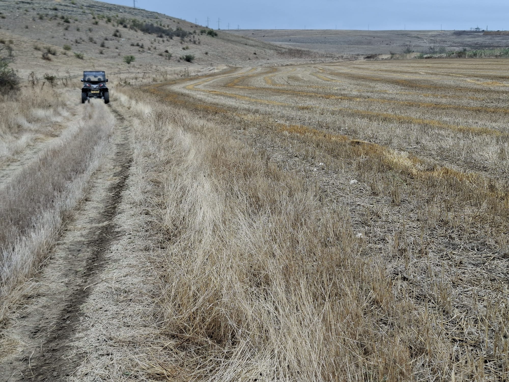 Vehicul off-road pe o urmă îngustă prin miriște